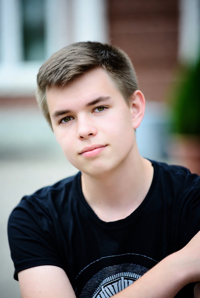 Portrait photo of a smiling man.