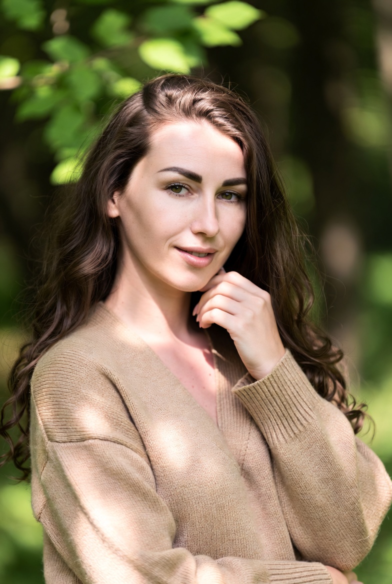 Portrait photo of a smiling woman.